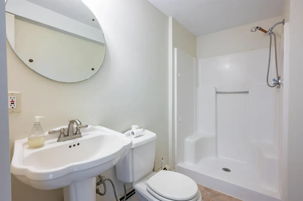 20 Debbie Drive Pelham NH 03076