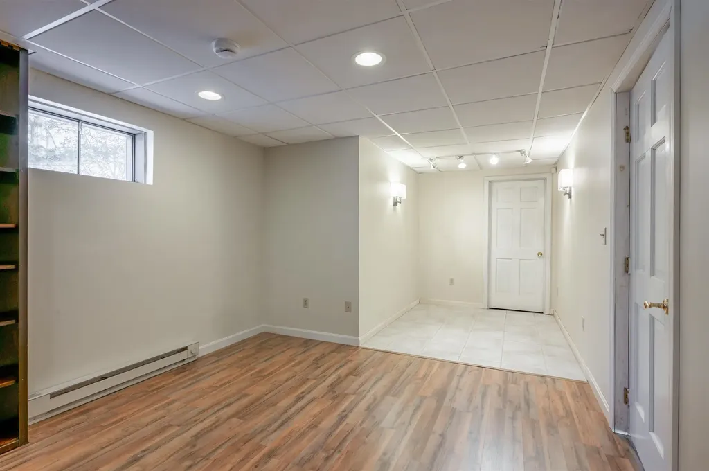 20 Debbie Drive Pelham NH 03076