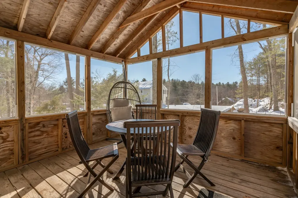 20 Debbie Drive Pelham NH 03076
