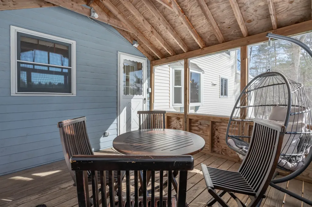 20 Debbie Drive Pelham NH 03076