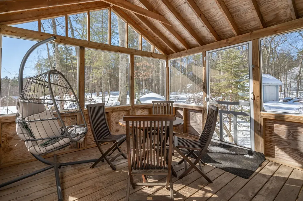 20 Debbie Drive Pelham NH 03076