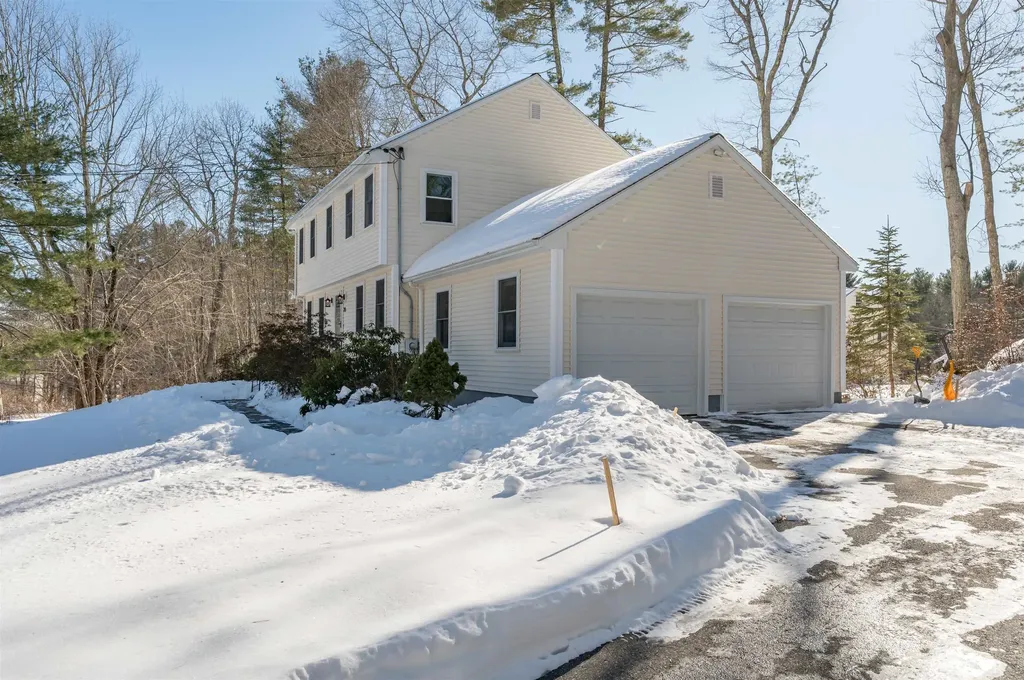 20 Debbie Drive Pelham NH 03076