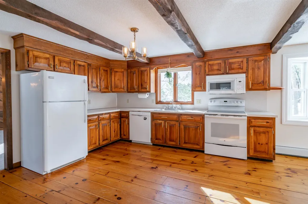 20 Debbie Drive Pelham NH 03076