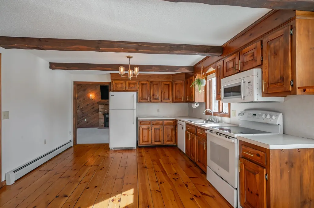 20 Debbie Drive Pelham NH 03076