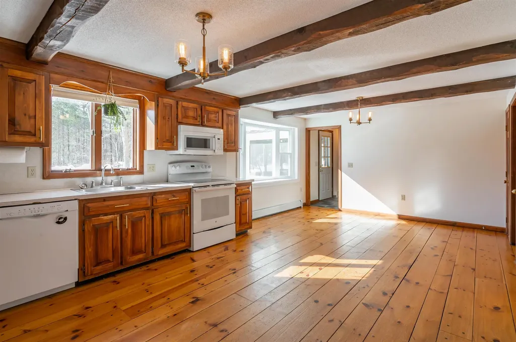 20 Debbie Drive Pelham NH 03076
