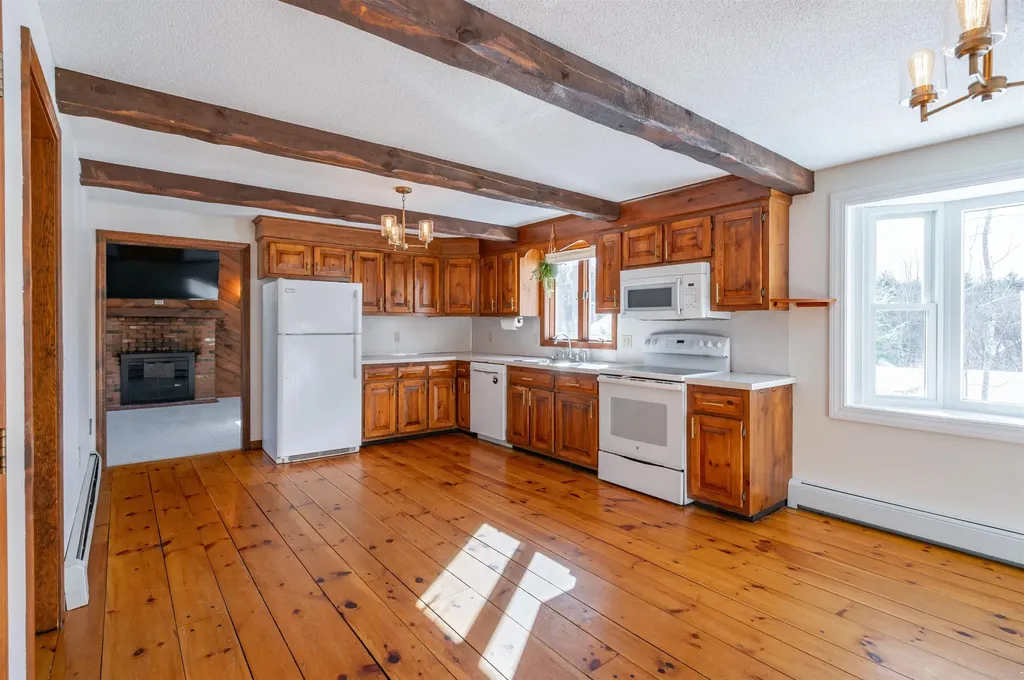 20 Debbie Drive Pelham NH 03076