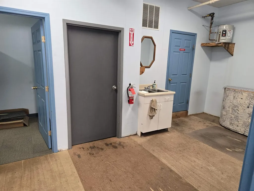 16 Manning Street Derry NH 03038