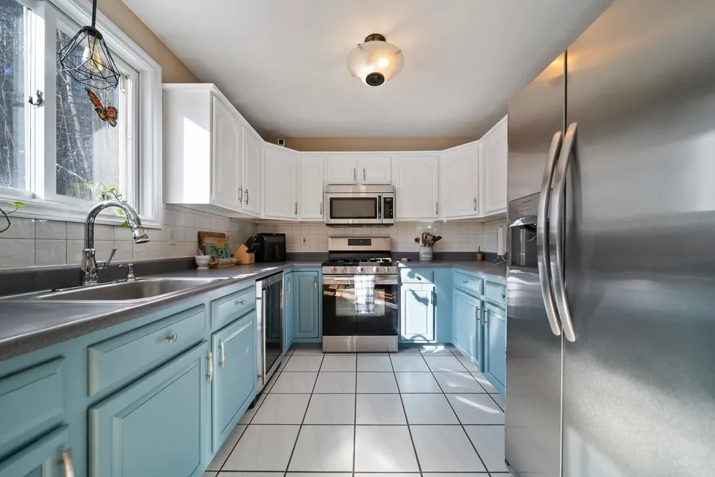 8 Standish Way Amherst NH 03031