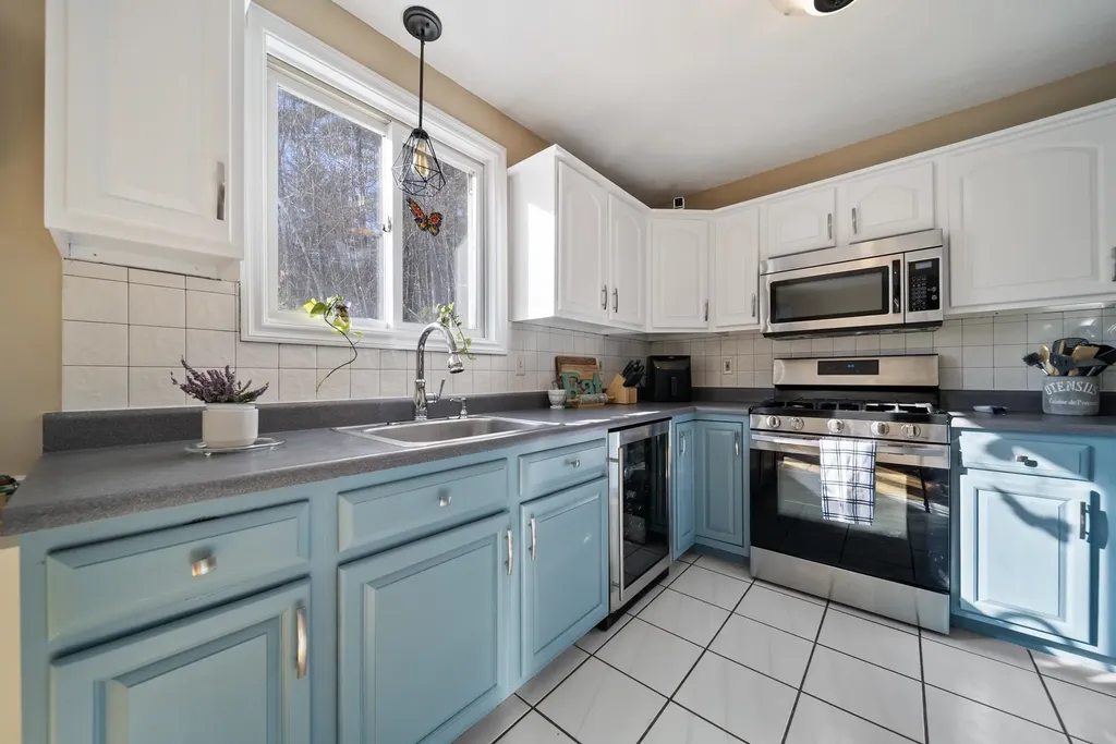 8 Standish Way Amherst NH 03031