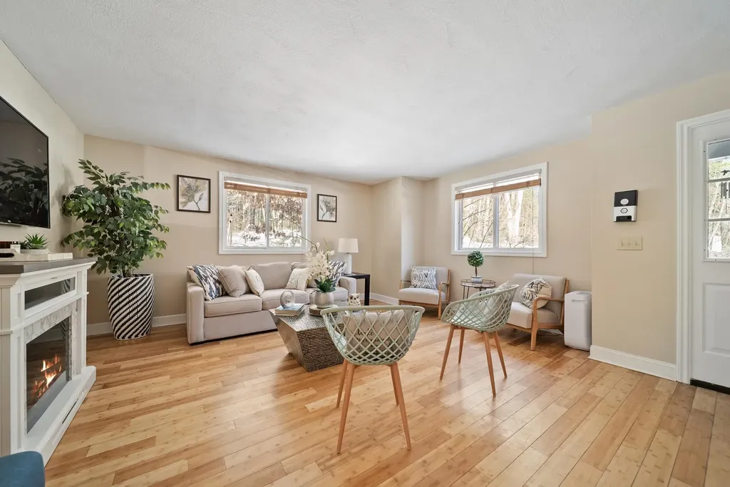 8 Standish Way Amherst NH 03031