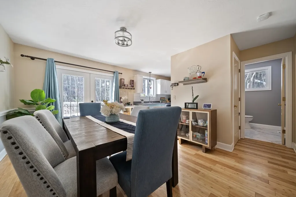 8 Standish Way Amherst NH 03031