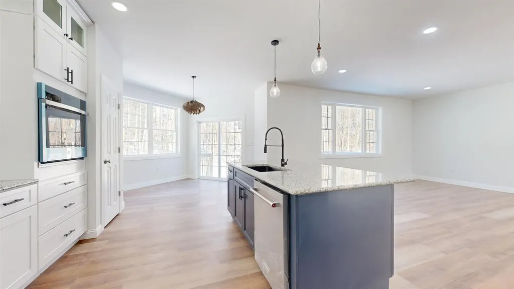 236 Leos Lane Georgia VT 05478