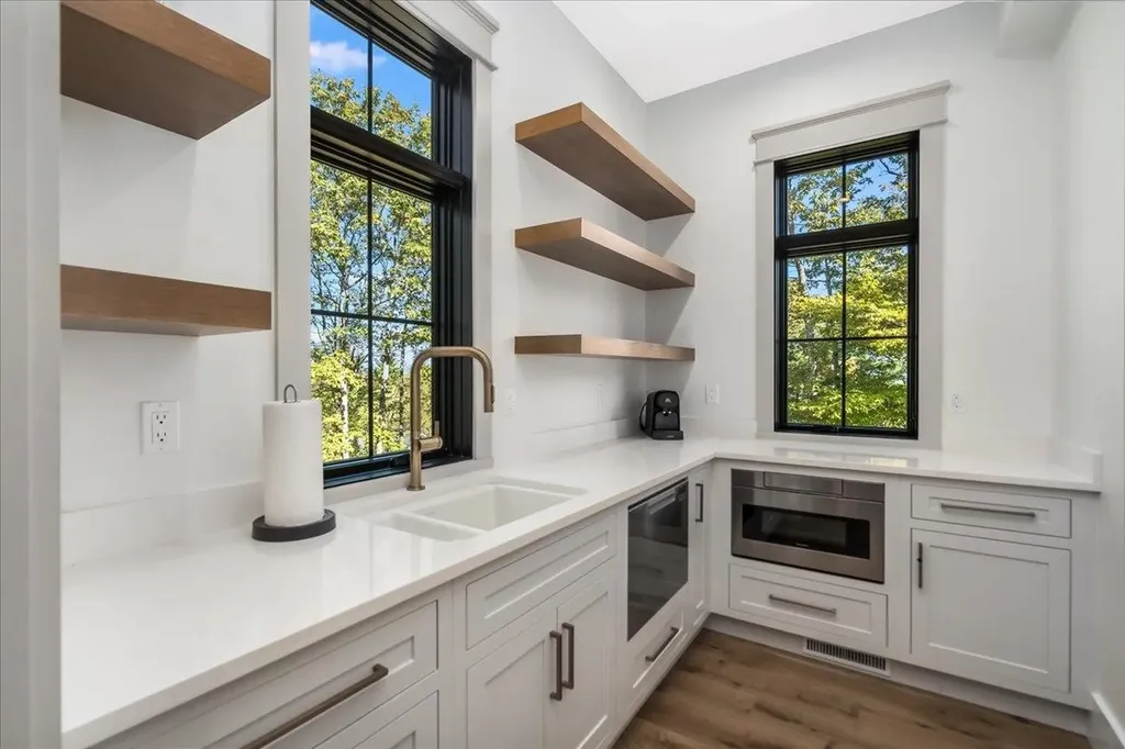 63 Commanders Helm Laconia NH 03246