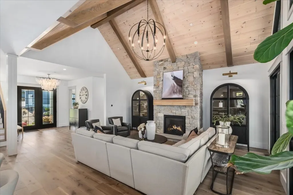 63 Commanders Helm Laconia NH 03246