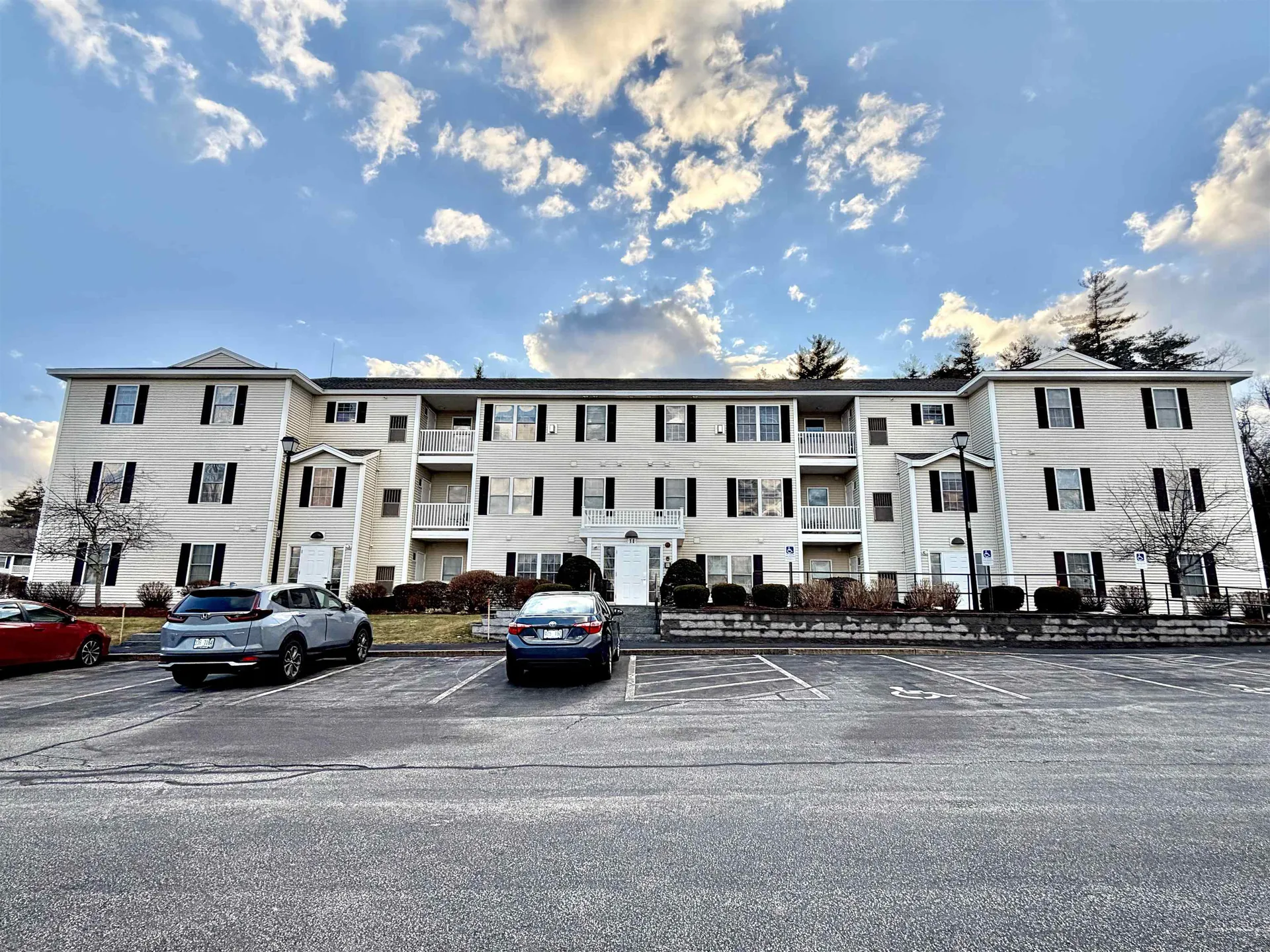 14 Vista Ridge Drive Londonderry NH 03053