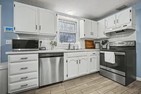 38 Midridge Circle Londonderry NH 03053