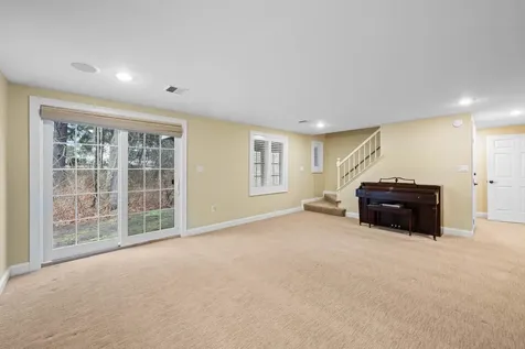 605 Straw Hill Road Manchester NH 03104