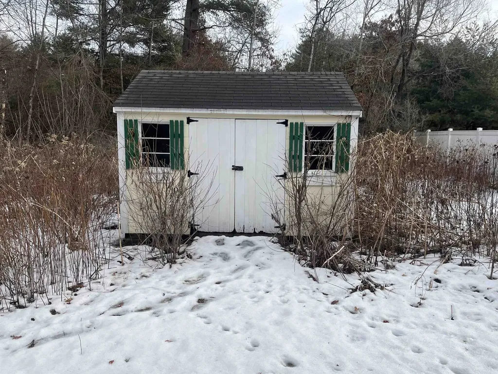 10 Checkerberry Lane Londonderry NH 03053