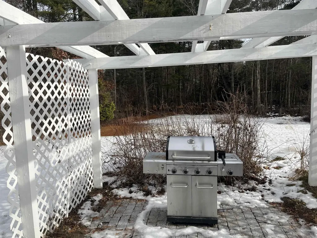 10 Checkerberry Lane Londonderry NH 03053