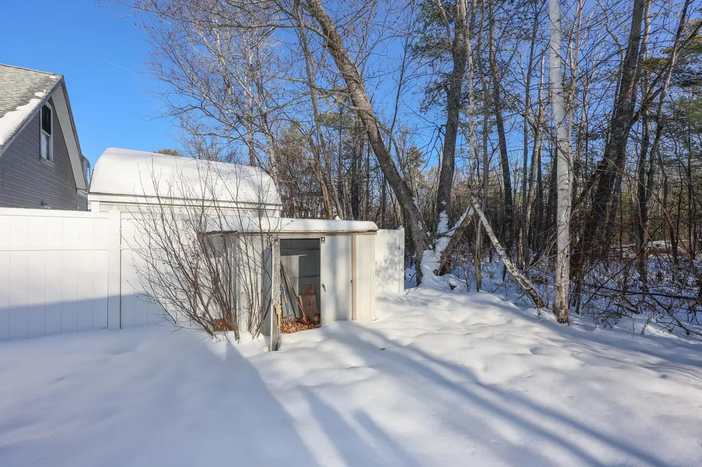 12 Roosevelt Lane Laconia NH 03246