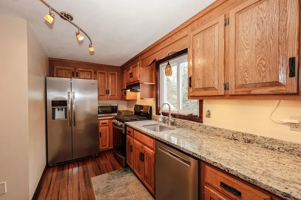 6 Scott Lane Sandown NH 03873