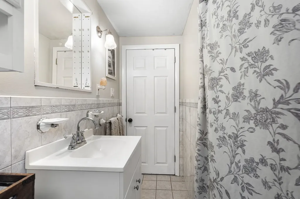 378 Chester Road Auburn NH 03032