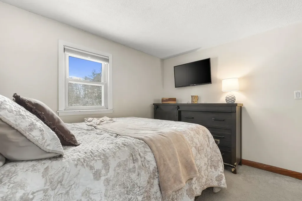 378 Chester Road Auburn NH 03032