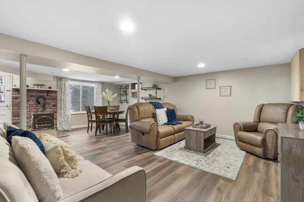 378 Chester Road Auburn NH 03032