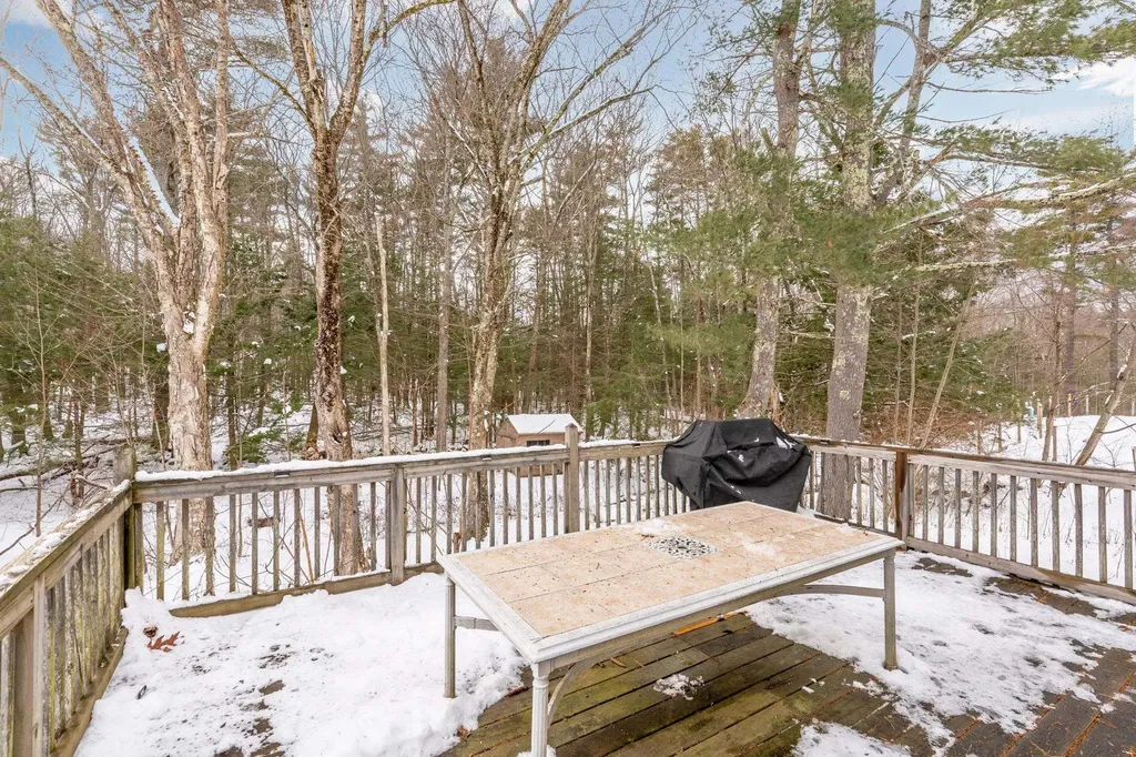 378 Chester Road Auburn NH 03032