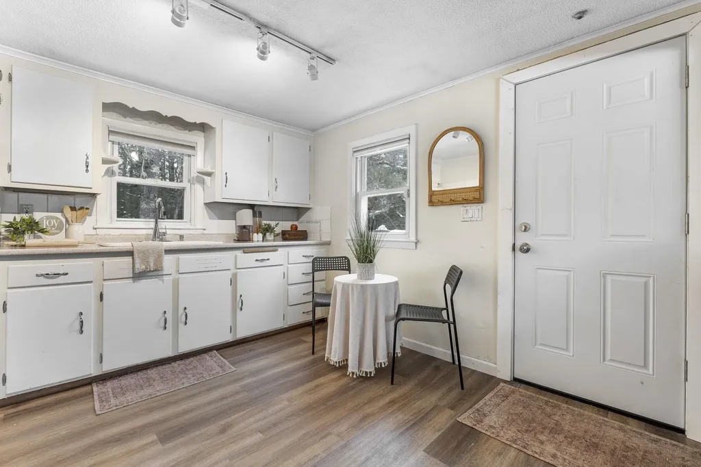 378 Chester Road Auburn NH 03032