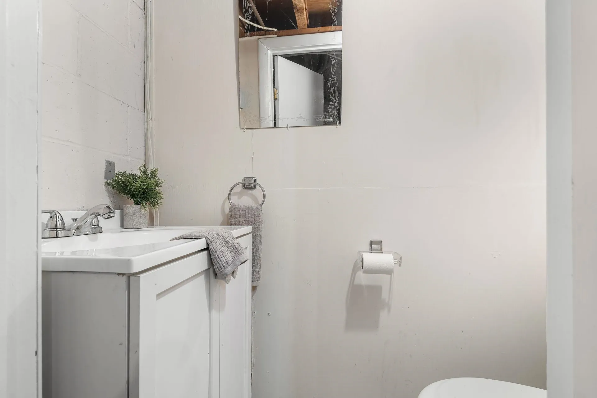 378 Chester Road Auburn NH 03032