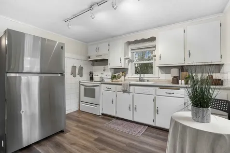 378 Chester Road Auburn NH 03032