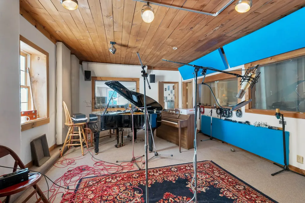 11 White Plains Road Webster NH 03303