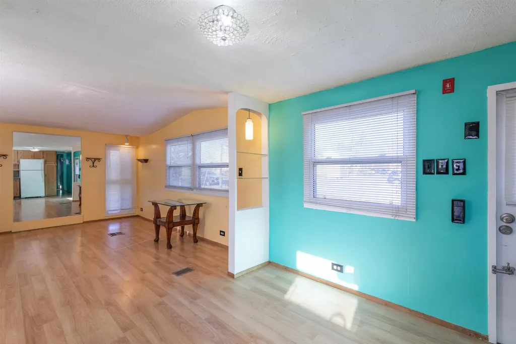 8 Gardner Avenue Salem NH 03079