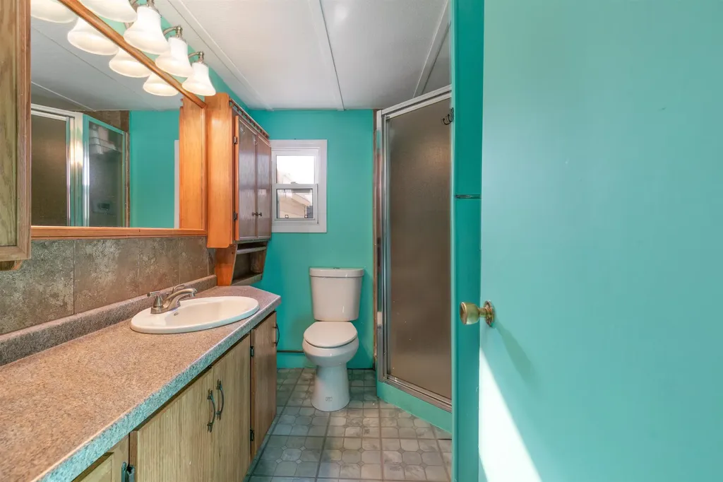 8 Gardner Avenue Salem NH 03079