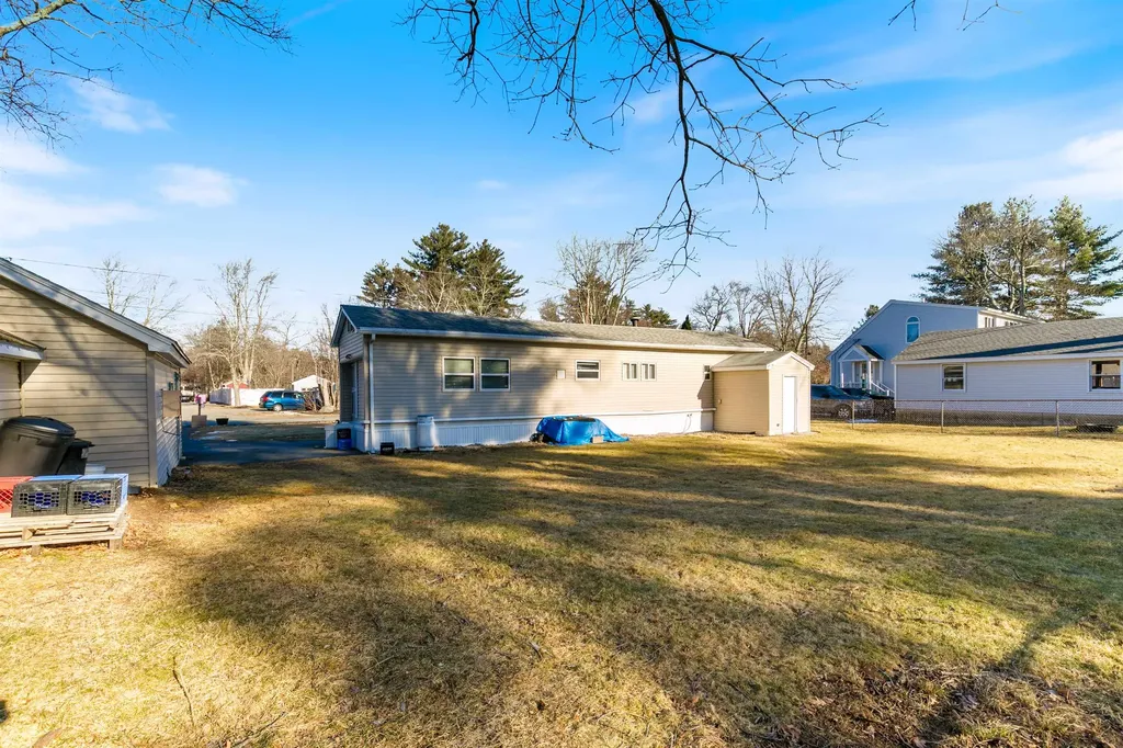 8 Gardner Avenue Salem NH 03079