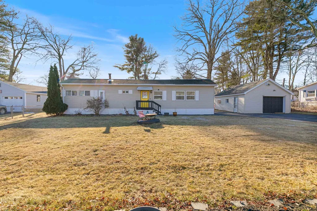 8 Gardner Avenue Salem NH 03079