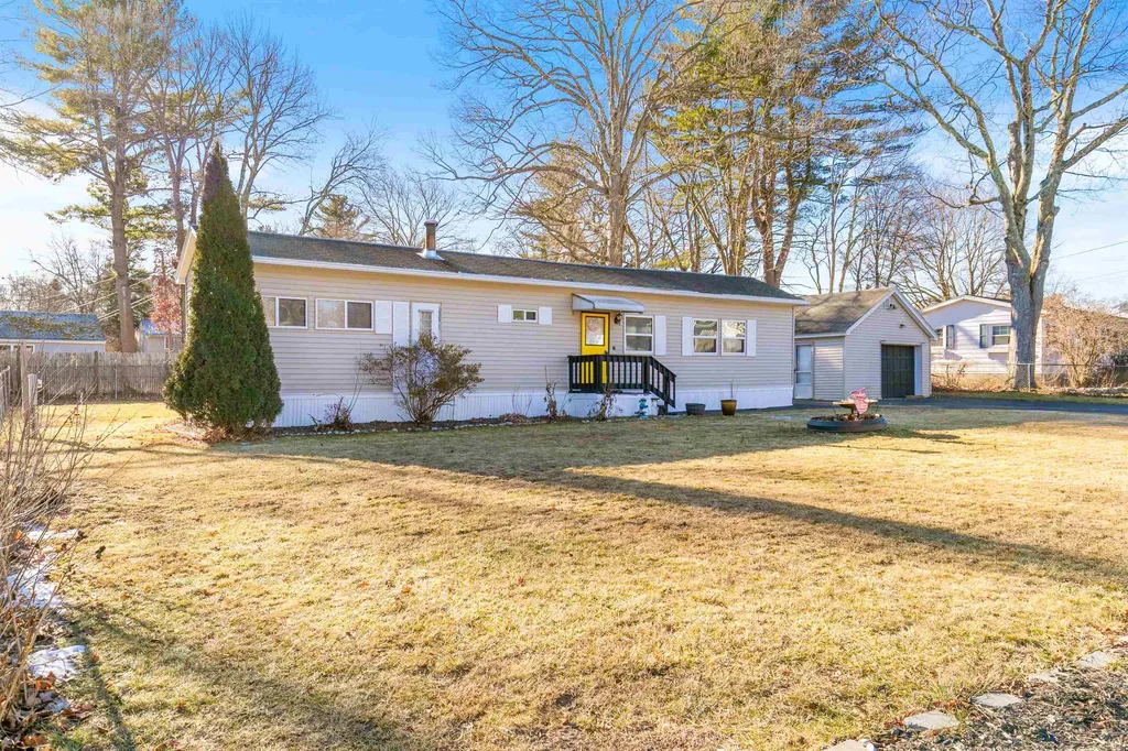 8 Gardner Avenue Salem NH 03079