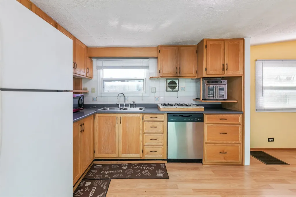 8 Gardner Avenue Salem NH 03079