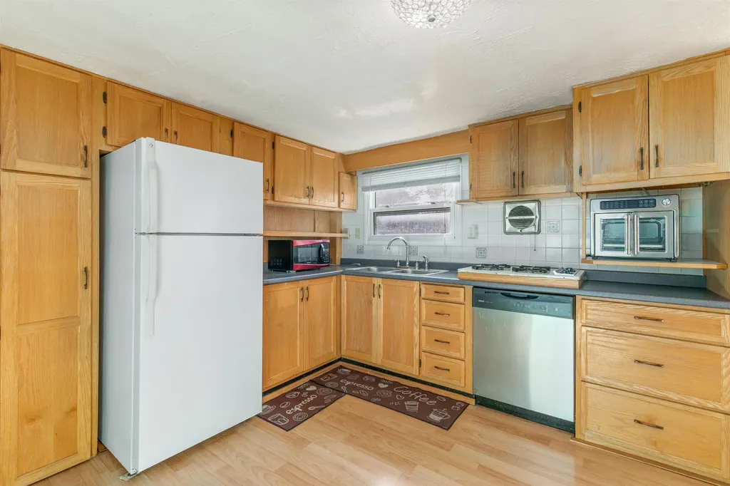 8 Gardner Avenue Salem NH 03079