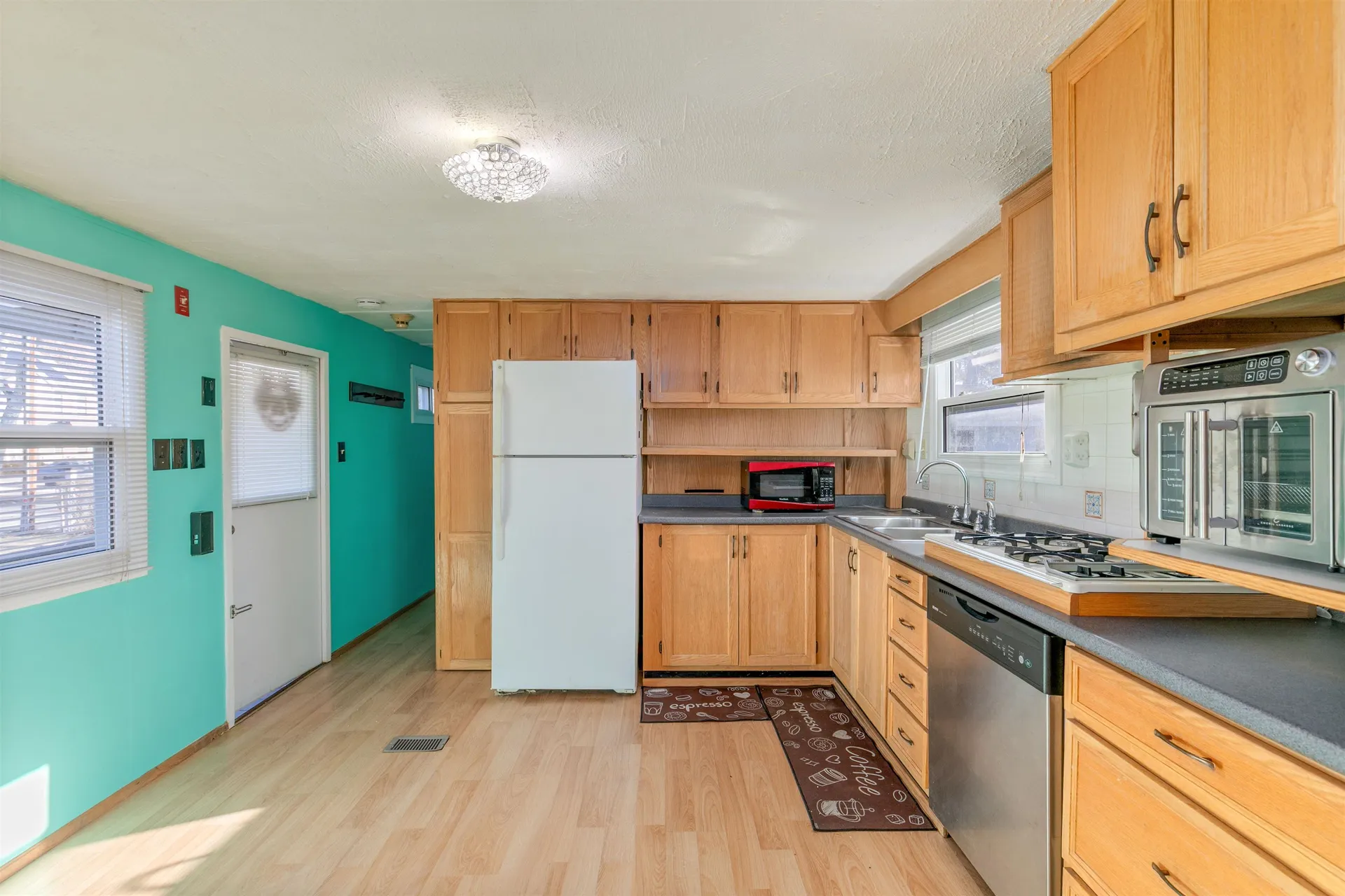 8 Gardner Avenue Salem NH 03079