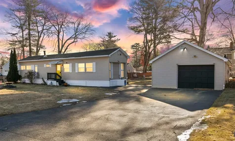 8 Gardner Avenue Salem NH 03079