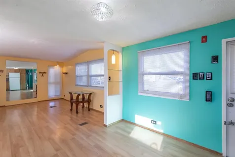 8 Gardner Avenue Salem NH 03079