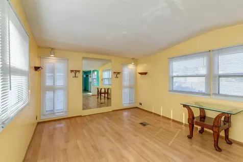 8 Gardner Avenue Salem NH 03079