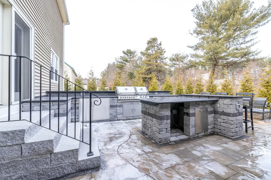 11 Lojko Drive Nashua NH 03062