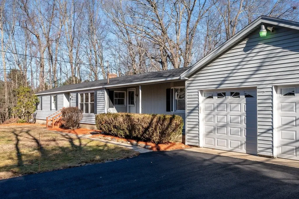 240 Amesbury Road Kensington NH 03833