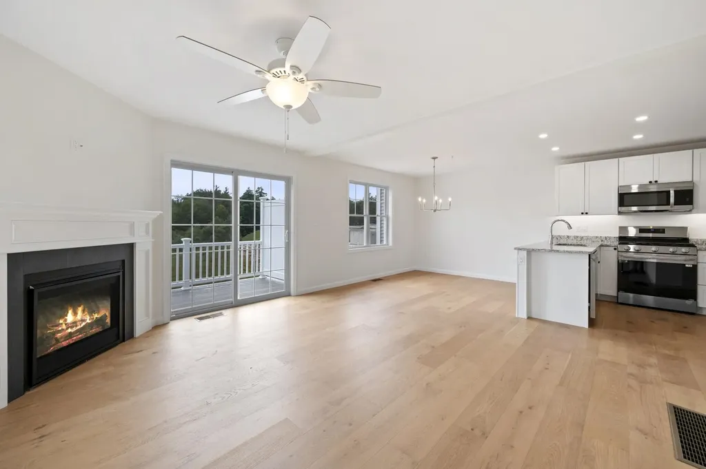 21 Crestview Way Raymond NH 03077