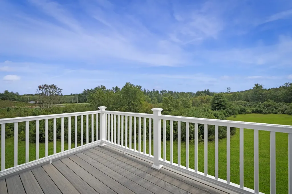 21 Crestview Way Raymond NH 03077