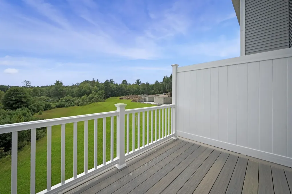 21 Crestview Way Raymond NH 03077