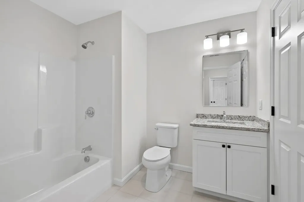 21 Crestview Way Raymond NH 03077